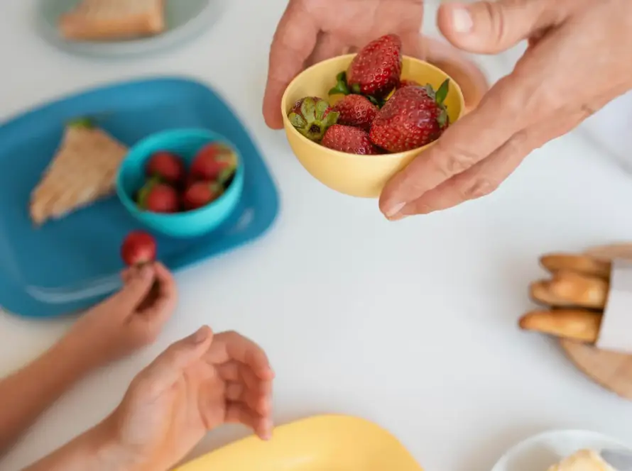 manos sosteniendo un cuenco con fresas